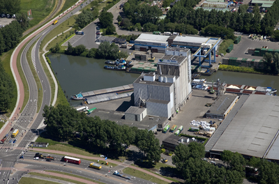 801414 Luchtfoto van de silo van De Heus Voeders B.V. (Uraniumweg 63) te Utrecht; met links de Plutoniumweg en in het ...